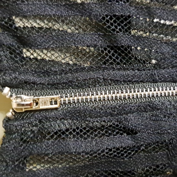 TOBI Kiley Black Lace Bell Sleeve Crop Top - Picture 9 of 10